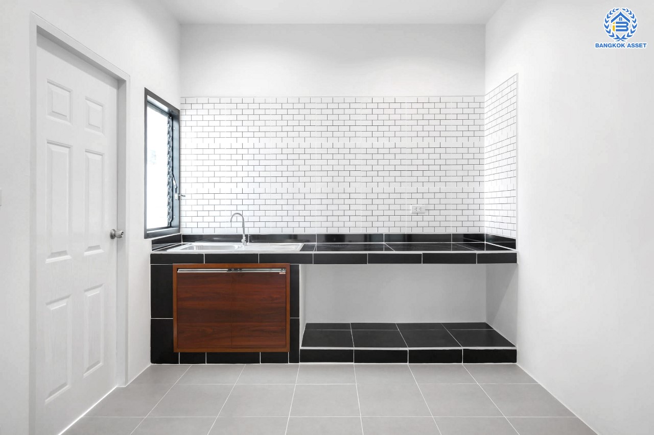 บ้านมือสองตกแต่งใหม่ หน้าโครงการติดรถไฟฟ้า "สถานีไทรม้า"!! หลังมุม ม.ซื่อตรง พระนั่งเกล้า-ท่าอิฐ ทาวน์เฮ้าส์ หลังใหญ่ระดับบ้านแฝด เนื้อที่ 34 ตร.ว. ฟังก์ชัน 3 ห้องนอน 2 ห้องน้ำ 1 ที่จอดรถ ทำเลใกล้ เซ็นทรัลรัตนาธิเบศร์ และทางด่วน "งามวงศ์วาน"